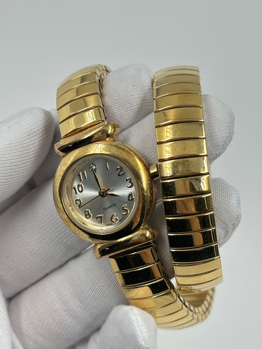 Часы на эластичном браслете