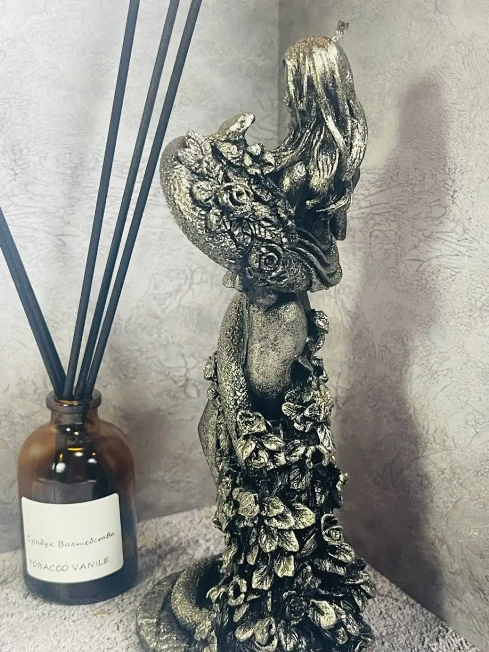 Свеча "Ева в объятиях змеи" программная