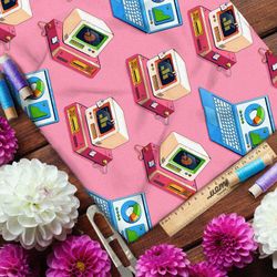 Ткань блэкаут компьютеры и ноутбуки на розовом фоне