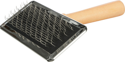 Щётка-пуходерка мягкая 13 х 9 см с деревянной ручкой +расчёска, Trixie