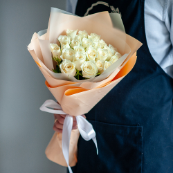 25 белых кенийских роз