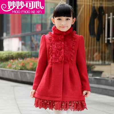 Пальто детское с воротником-стойка и отделкой кружевом и мехом