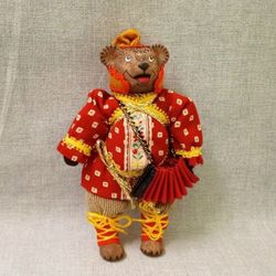 Ёлочная игрушка Медведь в колпаке с гармошкой