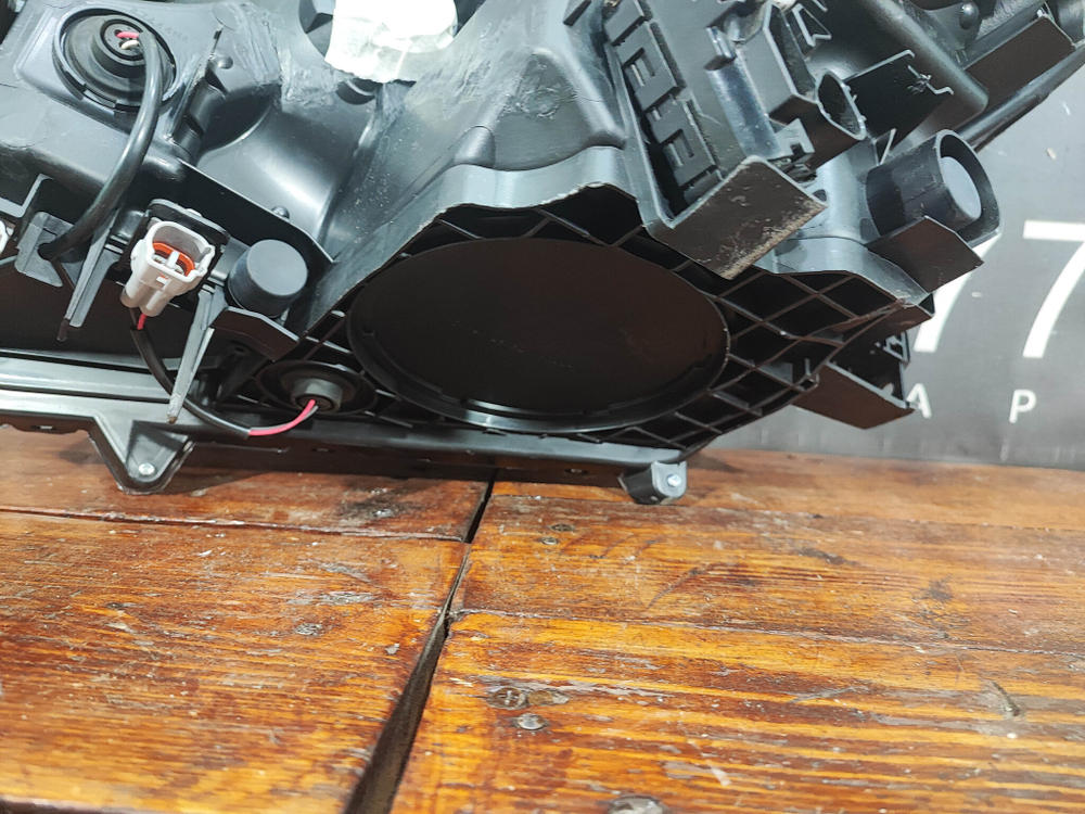 Фара правая галоген Toyota RAV4 IV (XA40) 15-19 Б/У Оригинал 8113042650