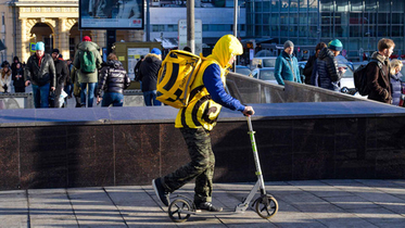 В думе предложили пронумеровать курьеров на самокатах
