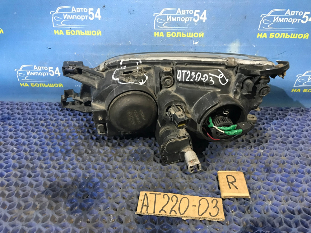 Фара передняя правая TOYOTA AVENSIS 1999