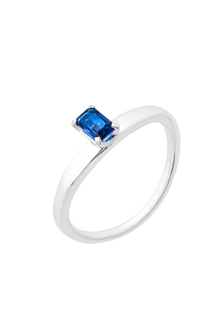 Кольцо из серебра с центральной вставкой из выращенной синей шпинели