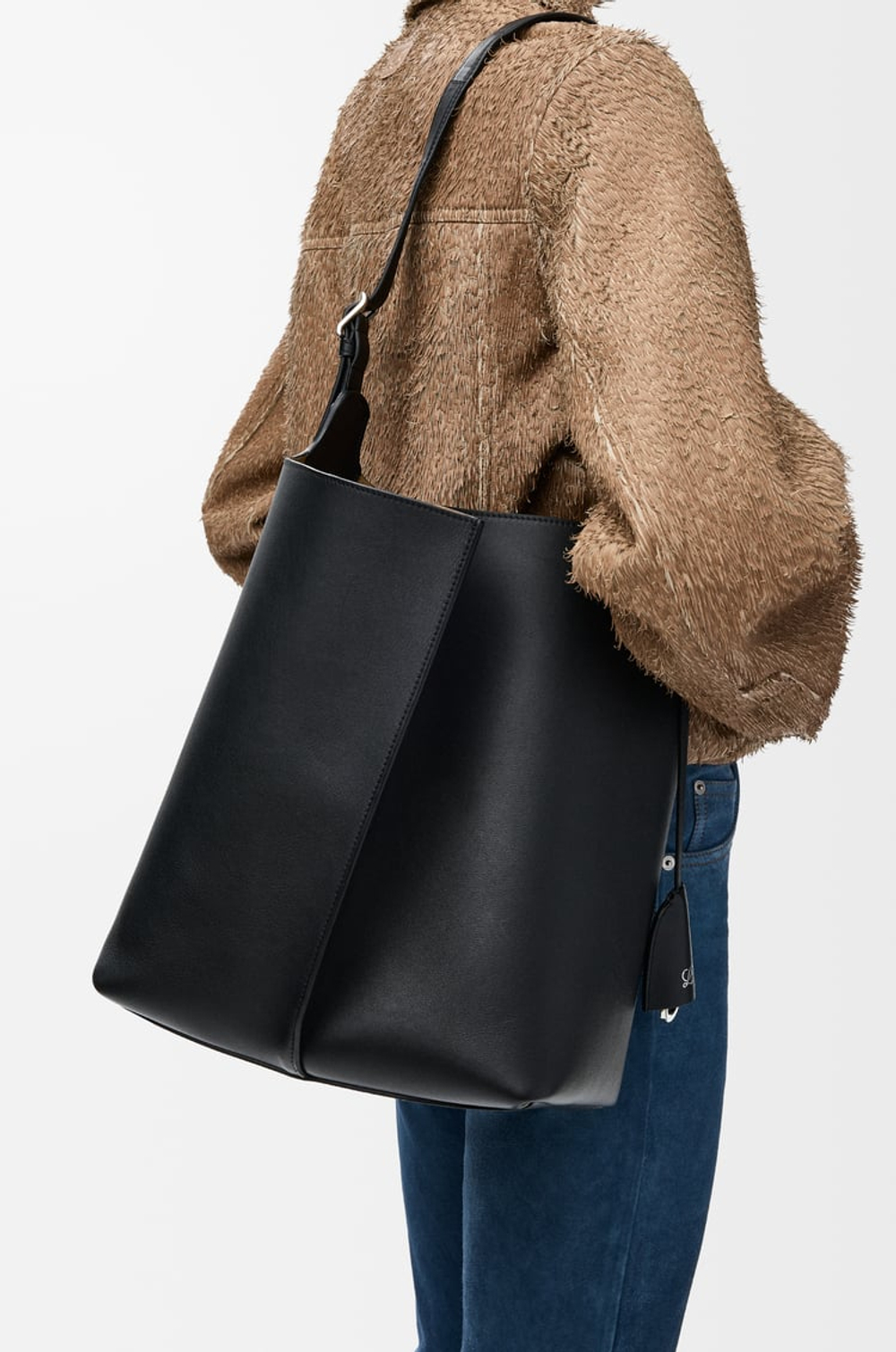 Loewe Большая сумка-тоут Bilbao из гладкой телячьей кожи, черный