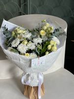 Букет из кустовой пионовидной розы, альстромерии, эвкалипта и хризантемы