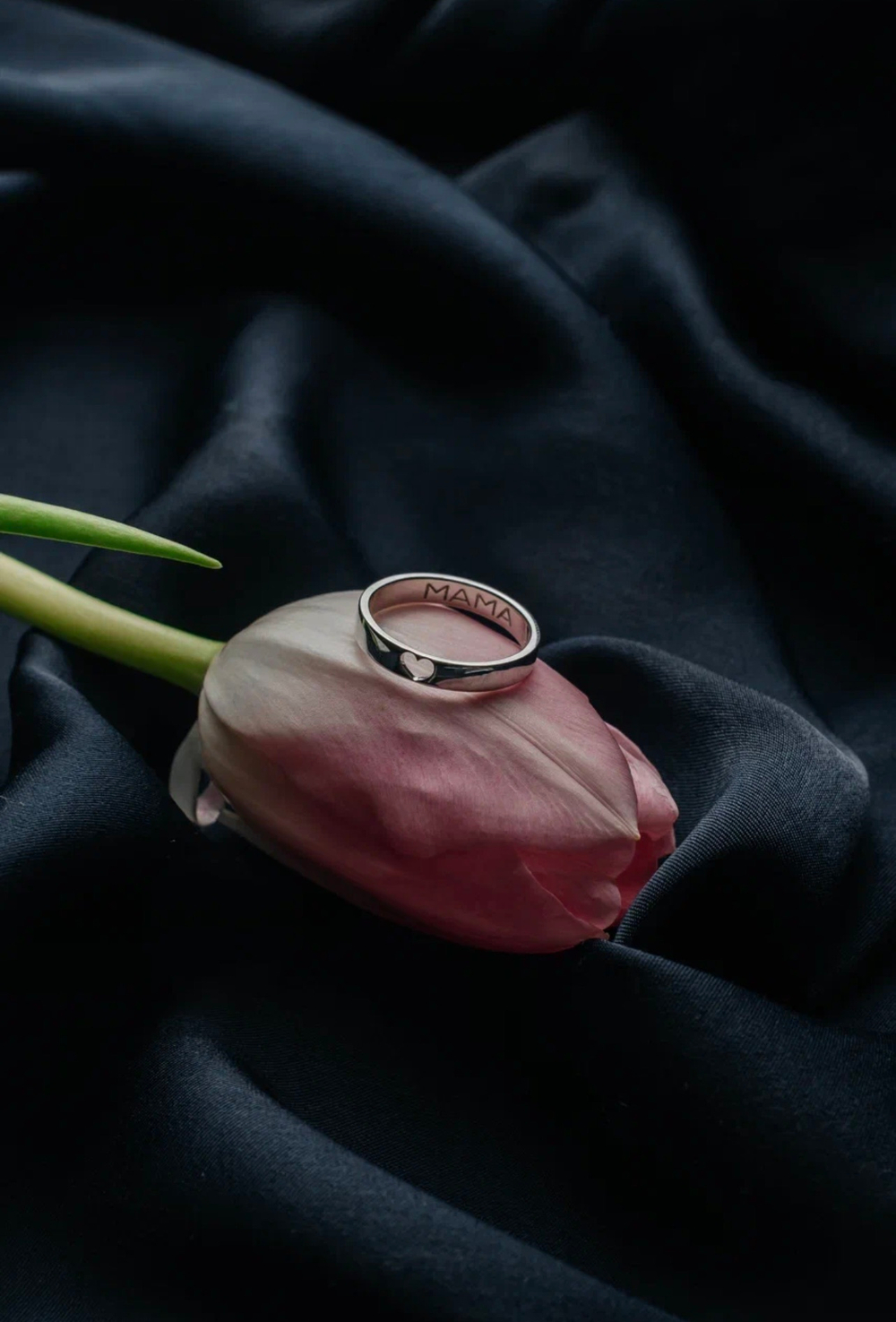 Узкое кольцо "Мама" с сердцем