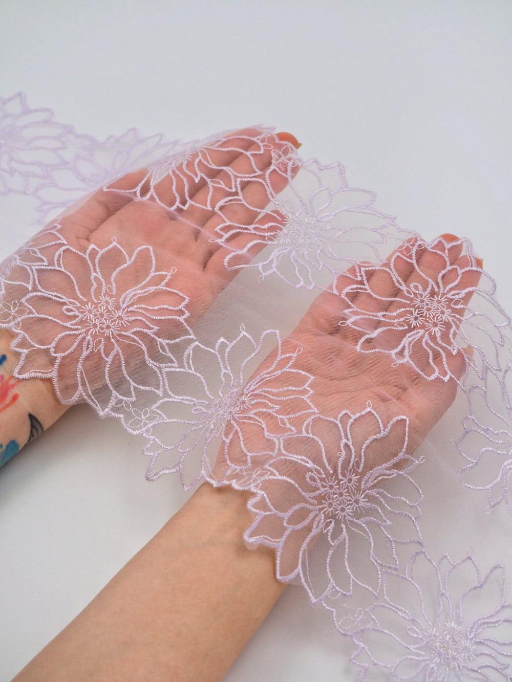 Вышивка на сетке лавандовая неэластичная ширина 19 см ОТРЕЗ 1,7 м