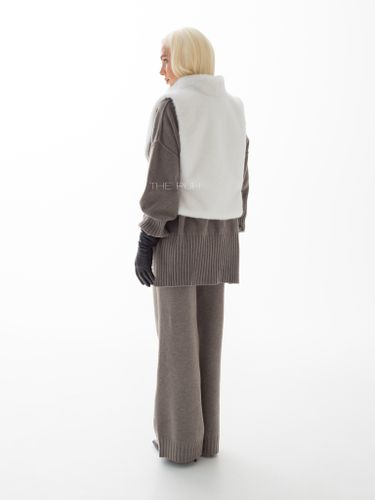 Белая манишка из эко-меха на молнии