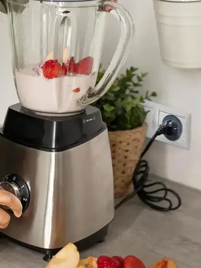 Универсальный адаптер-переходник с китайской вилки на российскую или евровилку, стильный чёрно-белый дизайн, компактный сетевой аксессуар для путешествий и дома