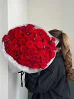 Гранд-букет из красных, кустовых пионовидных роз