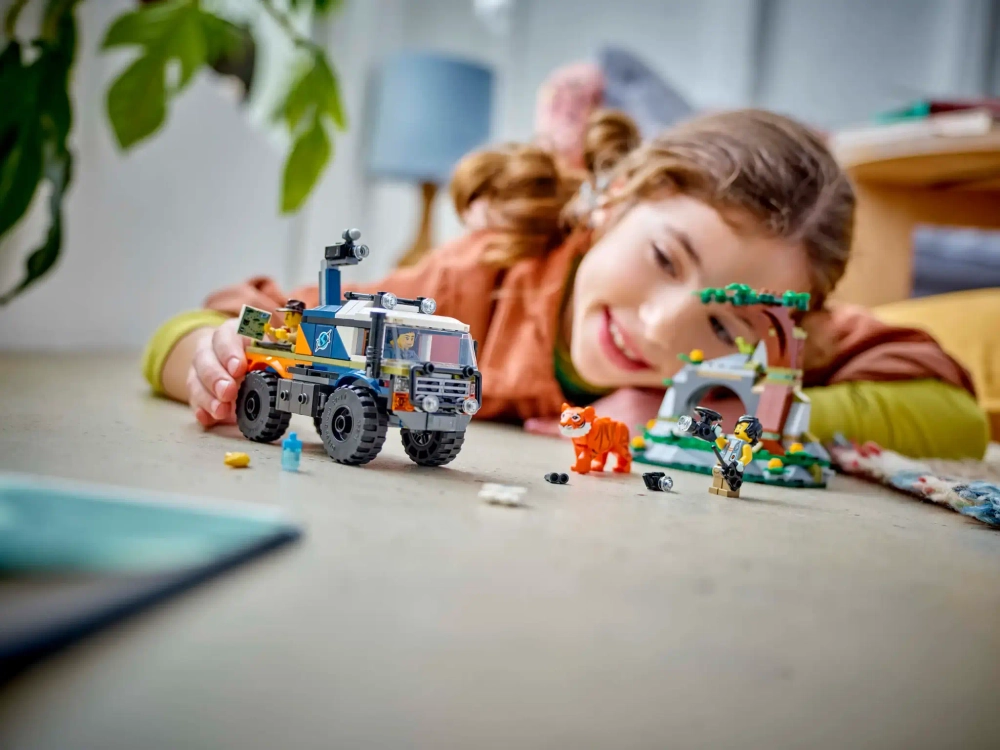 Конструктор LEGO City 60426 Исследователь джунглей на внедорожном грузовике