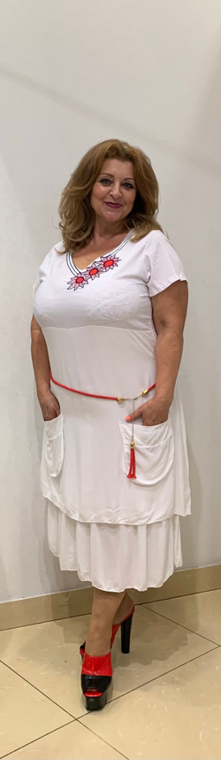 Оригинальное двойное белое платье с красным принтом.