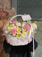 Корзина сборная из кустовой пионовидной розы, диантусов, хризантемы и маттиолы