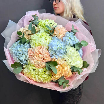 Букет из 11 гортензий и эвкалипта