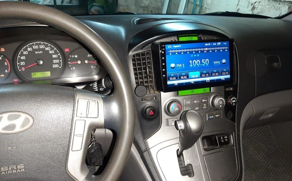 Магнитола для Hyundai H1 / Grand Starex 2007-2015 - FarCar BM233M на Android 13, QLED, TS10, 4Гб+32Гб, CarPlay, 4G SIM-слот