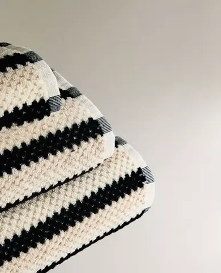 ZARA HOME ЖАККАРДОВОЕ БАННОЕ ПОЛОТЕНЦЕ С ГЕОМЕТРИЧЕСКИМ УЗОРОМ, ЧЕРНЫЙ