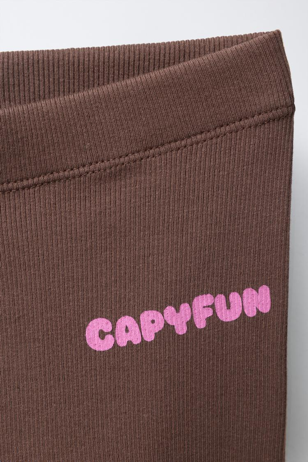 ZARA КОМПЛЕКТ ИЗ ТОЛСТОВКИ И ЛЕГИНСОВ С ПРИНТОМ, КОРИЧНЕВЫЙ