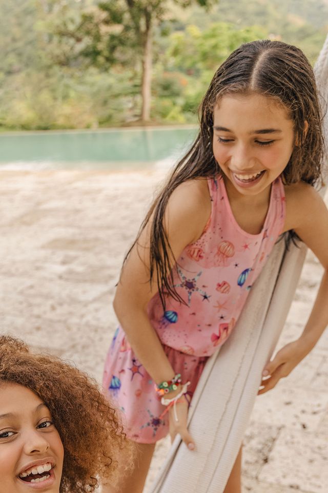 Розовый короткий комбинезон для девочки-подростка