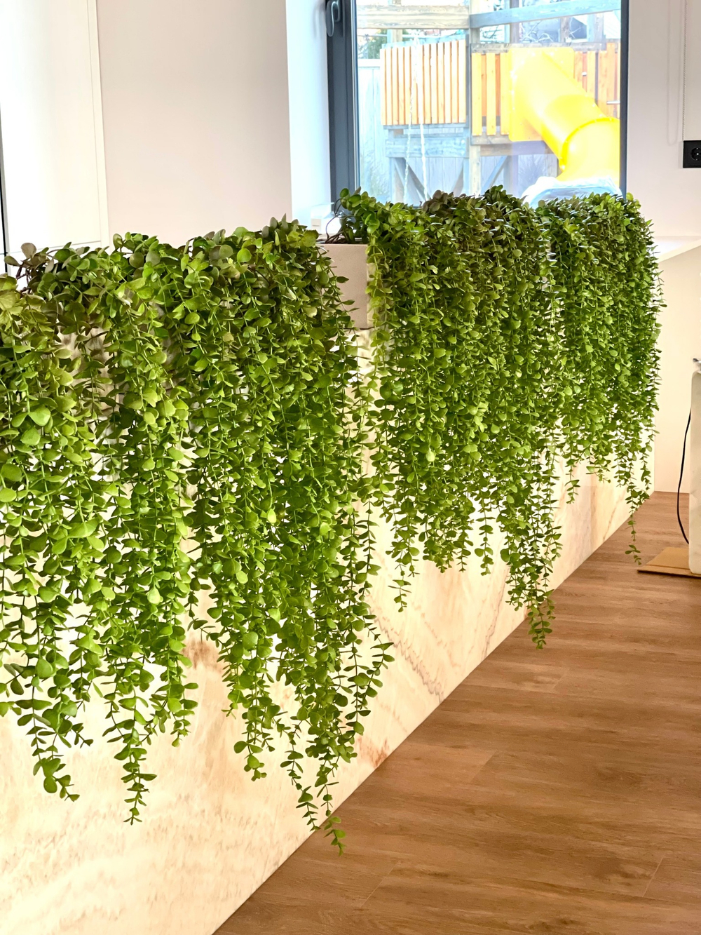 21.12. Искусственные ампельные растения в кашпо.