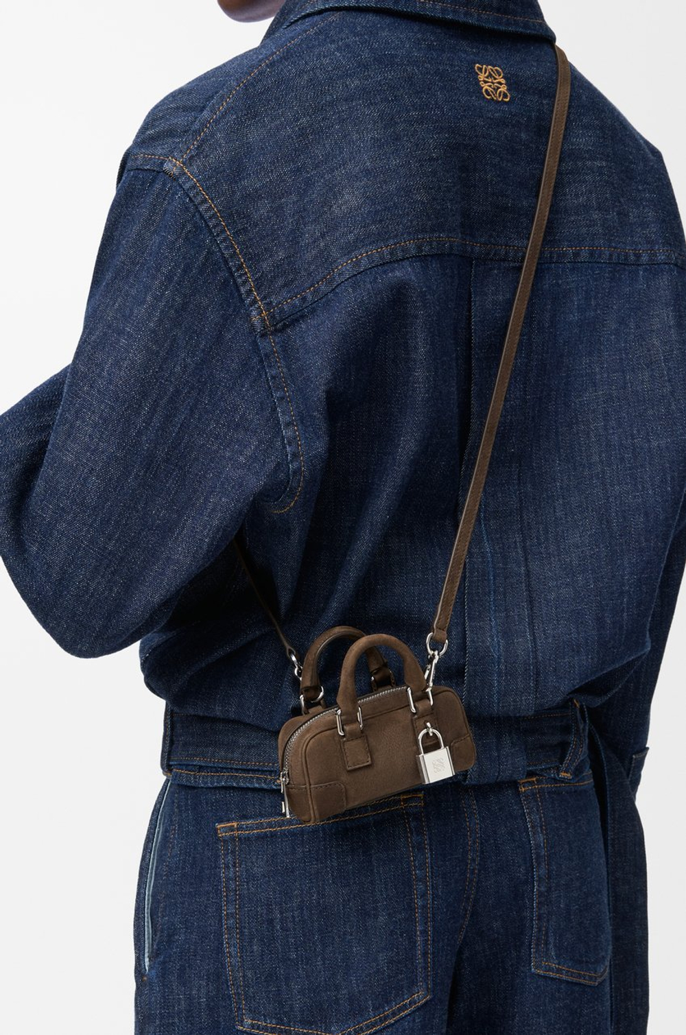 Loewe Сумка Amazona Nano в блестящей телячьей коже, коричневый