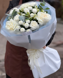 Букет из белых французских роз, диантуса, альстромерии и кустовых хризантем