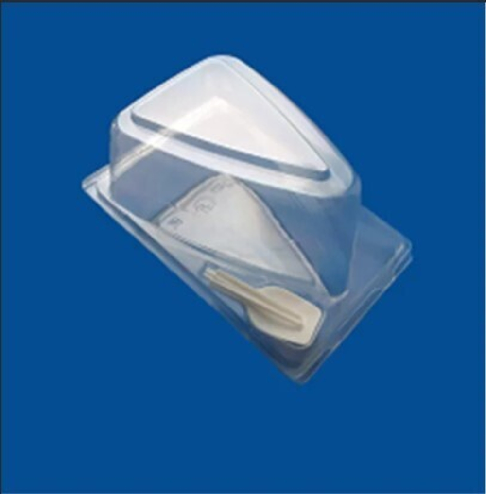 Пластиковый контейнер под кусочек торта с ложечкой 150х105х90.