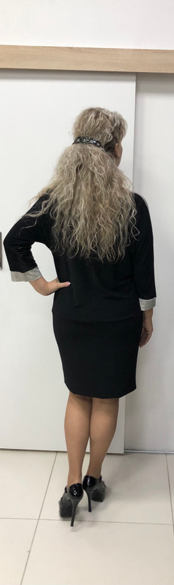 Укороченное комбинированное платье со вставкой