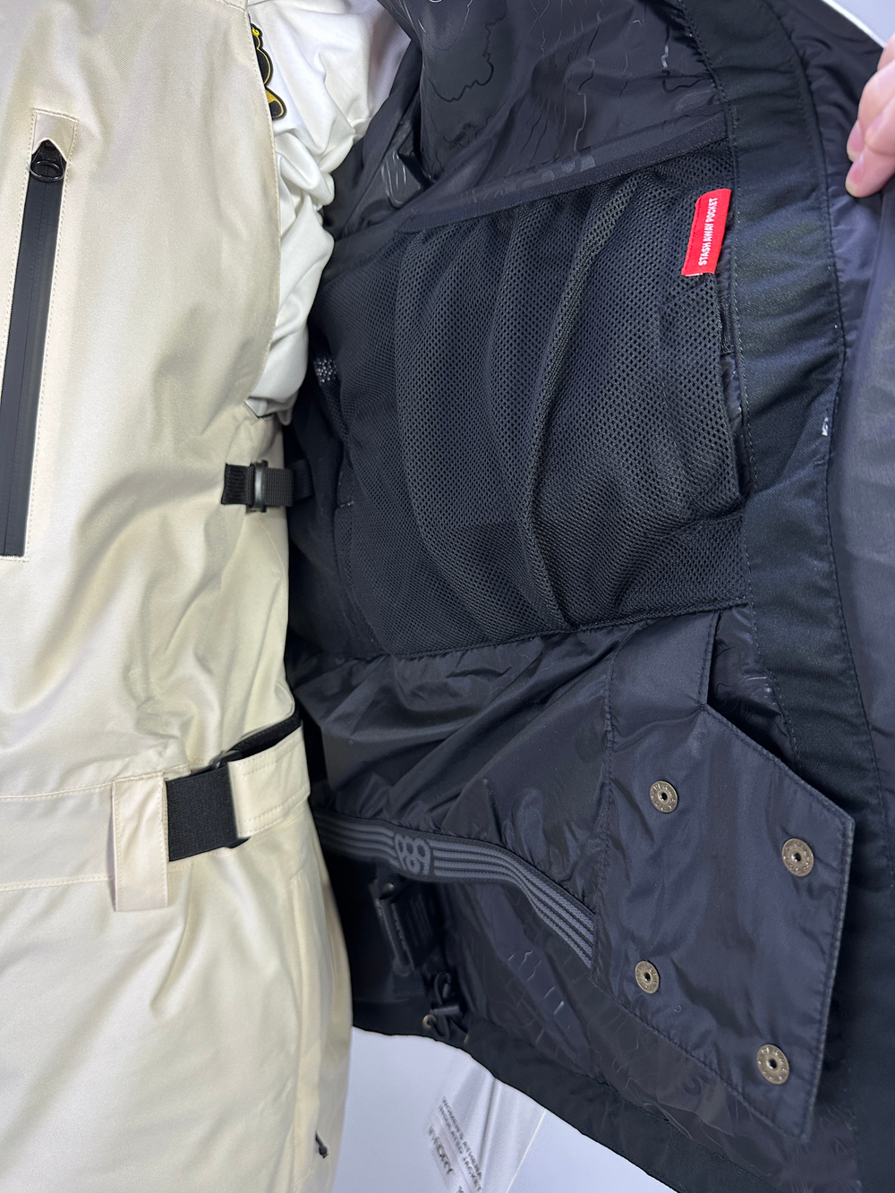 686 куртка Женская WMNS ATHENA JACKET (FW24) (WHITE GEO CLRBLK)