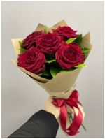 Букет 5 роз с зеленью в крафтовой упаковке