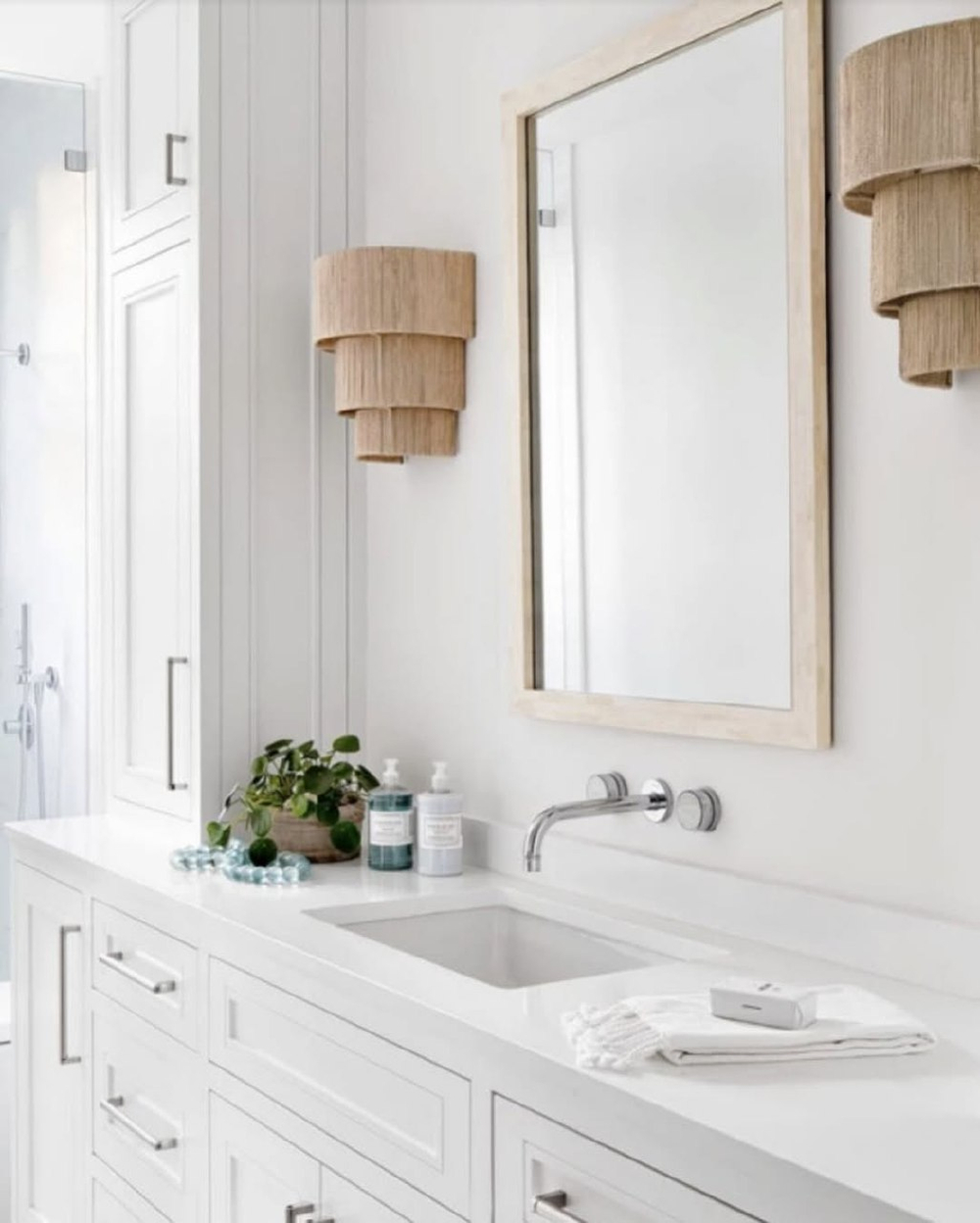 Настенное бра с многоуровневым абажуром из натуральной рафии