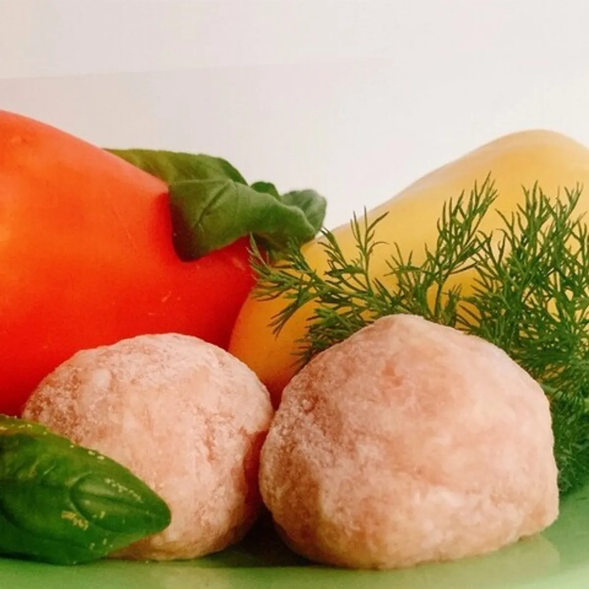 Фотография Шарики (мини-тефтельки) куриные рубленные/500 гр купить в магазине Афлора