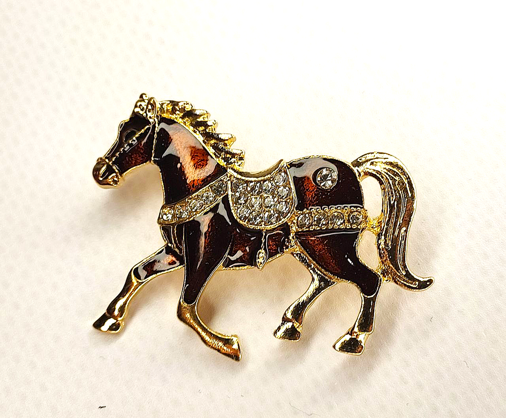 Брошка "Красная бархатная лошадка". Символ года.Женская бижутерия, металл, красный цвет, 5х3см