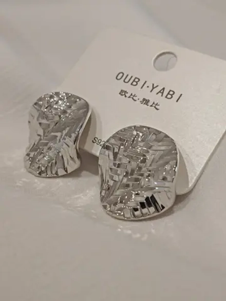 Серьги Oubi Yabi «Рельефный овал» Silver