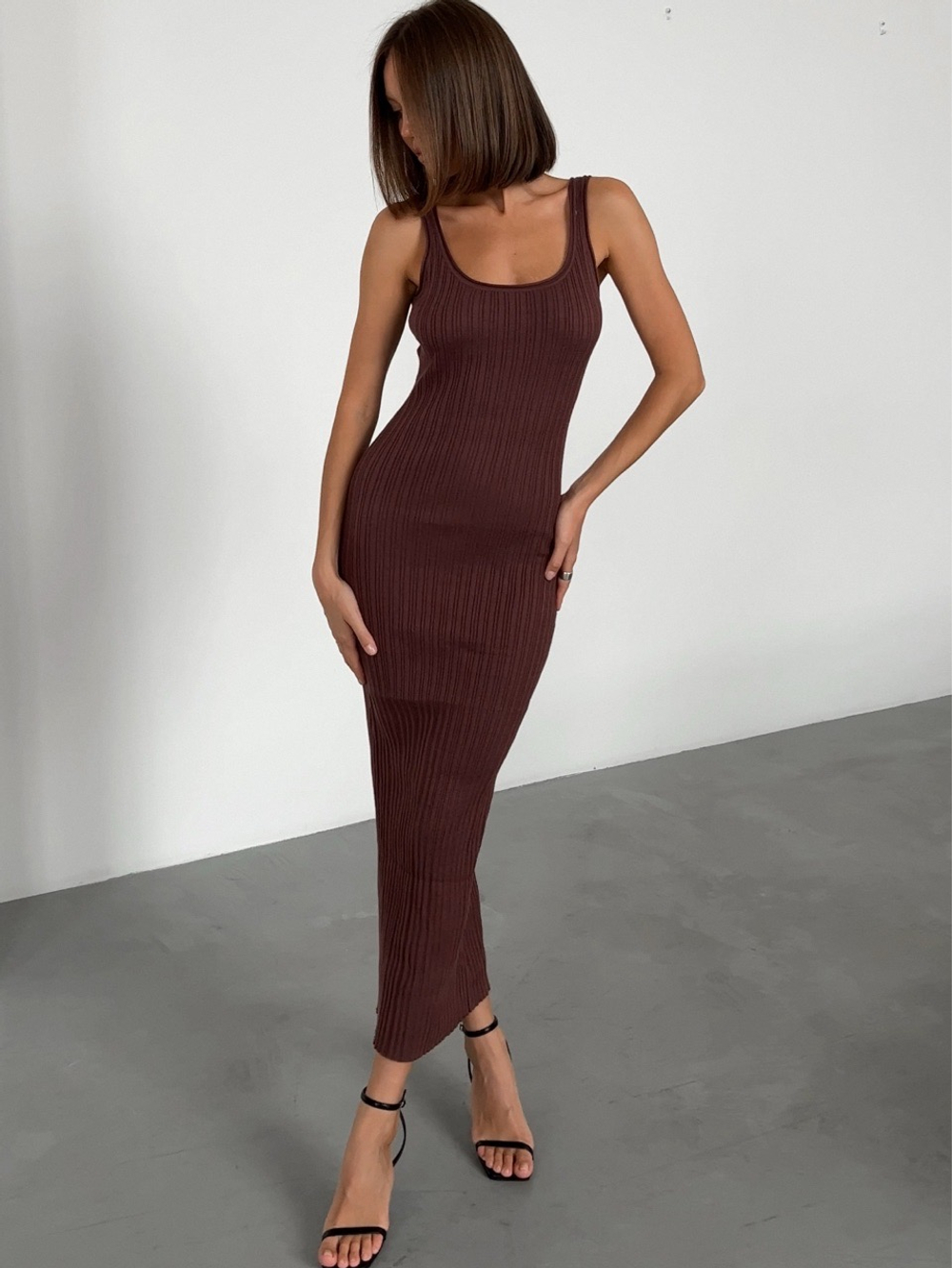 Платье вязаное, длинное, на лямках