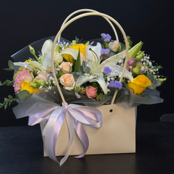 Сумочка с лилией, розами и эустомой