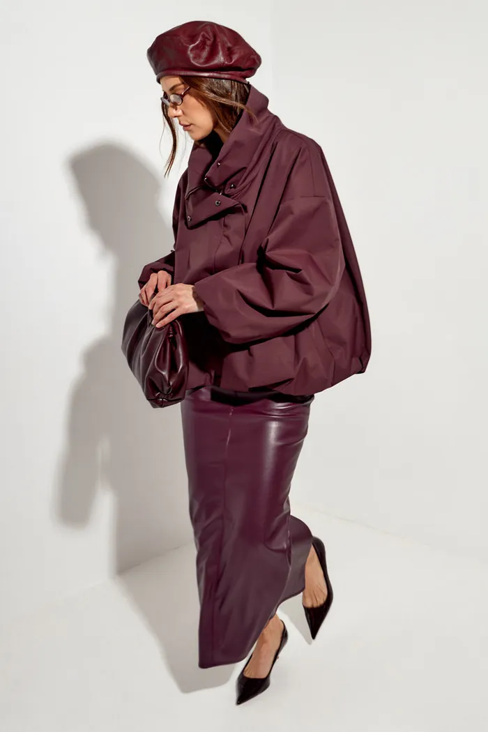 Ветровка О-силуэта с высоким воротом винного цвета