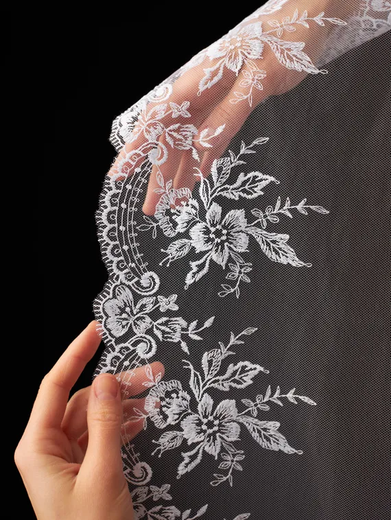 05-73 Вышивка на неэл. сетке 18 см, белый (левая)