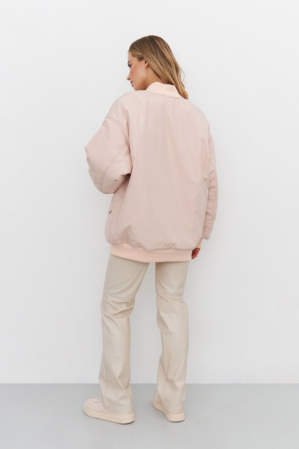 Куртка бомбер пудрово-бежевого цвета