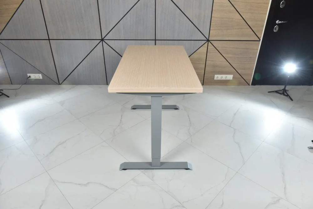 Регулируемый компьютерный стол Bazalt с регулировкой по высоте — столешница МДФ Дуб беленый