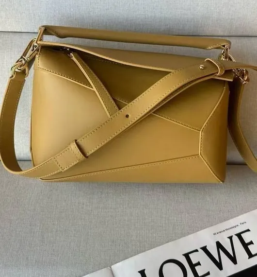 Сумка Loewe Puzzle Edge bag in classic calfskin