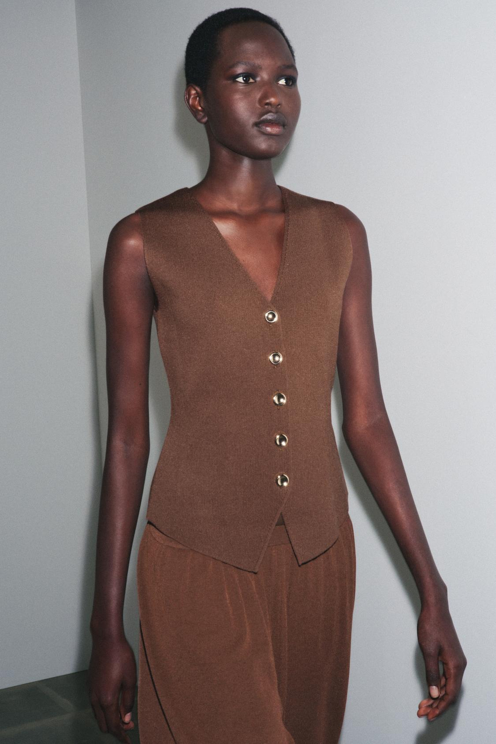 ZARA ОДНОТОННЫЙ ТРИКОТАЖНЫЙ ЖИЛЕТ, СВЕТЛО-КОРИЧНЕВЫЙ