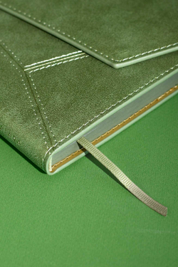 Ежедневник недатированный ESCALADA, А5, 120 л., арт. 70606/ 15 СПИЛОК МЕТАЛЛИК ЗЕЛЁНЫЙ (кожзам: 146x211 мм, твёрдый переплёт, запаянный край, материал обложки: искусственная кожа "Спилок металлик"; способ крепления блока: ниткошвейный; вн. блок: 120