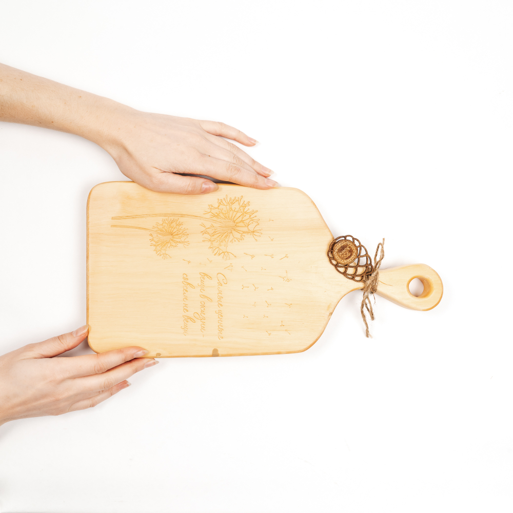 Доска разделочная из древесины сибирского кедра для мяса с гравировкой "Самые ценные вещи в жизни - совсем не вещи". RD61