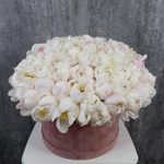 Букет из 101 пиона в бархатно-пудровой коробке