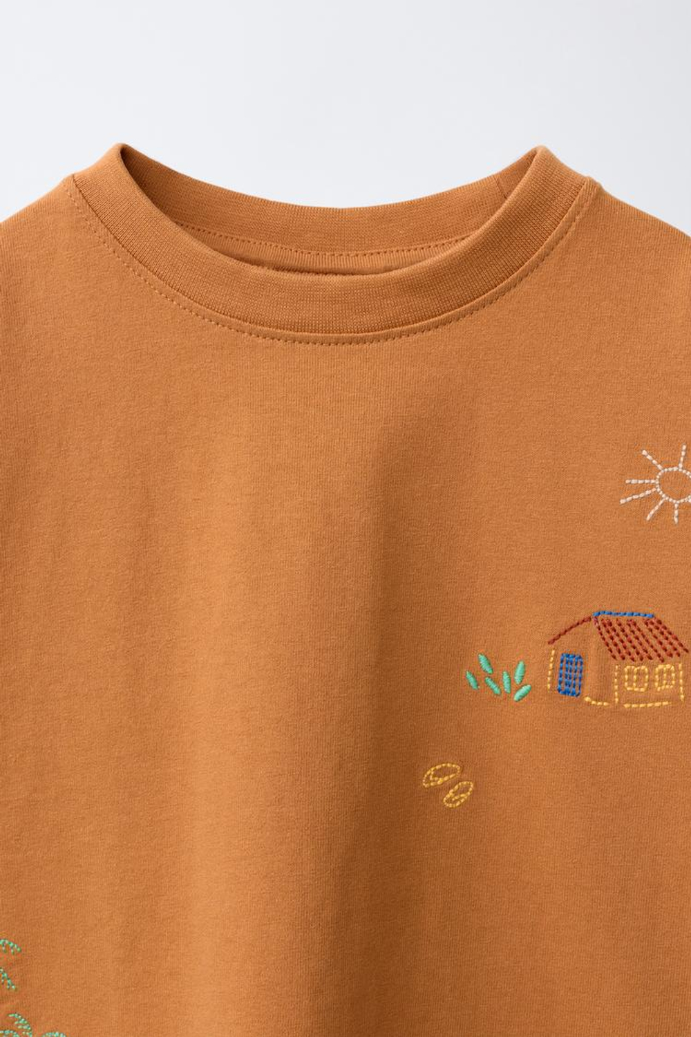 ZARA ФУТБОЛКА С ВЫШИВКОЙ, ОХРА