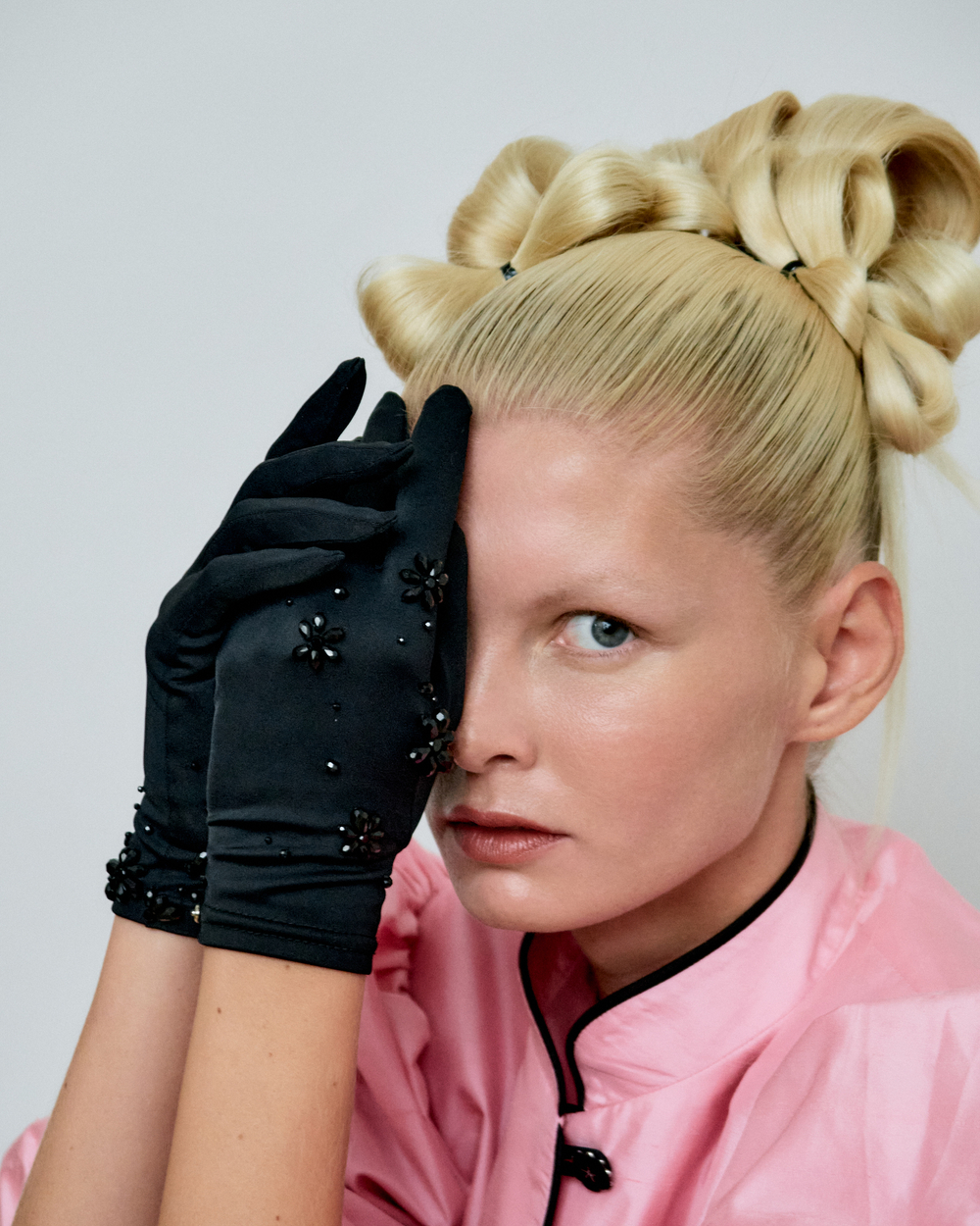 Перчатки из черного бифлекса короткие с декором